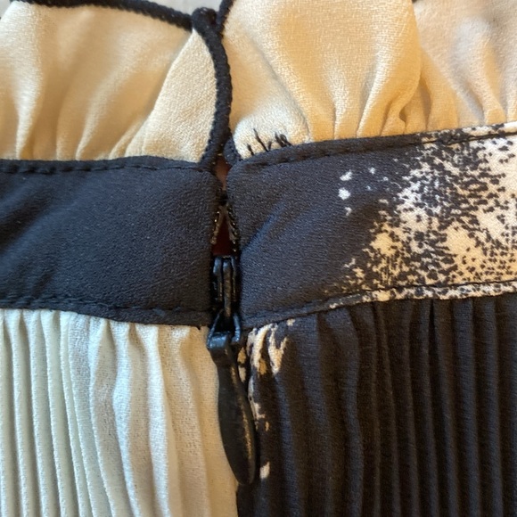 BLACK LABEL BY CHICOS Pleated long sleevelessdress in black , cream and … - Picture 5 of 6